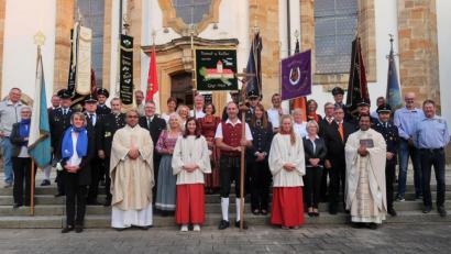 Bild: rha
Am 1. September, dem Fest des heiligen Ägidius, ehren elf Vereinsabordnungen den Vilsecker Kirchenpatron. Gemeinsam mit ihnen stellen sich Stadtpfarrer Pater Robin Xavier (vorn rechts) und Pfarrvikar Pater Jimmy Joseph (links) nach dem Festgottesdienst vor der Kirche auf.