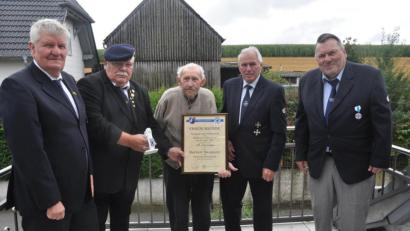 Bild: dob
Herbert Neumann (Dritter von links), der kürzlich seinen 100. Geburtstag feierte, freute sich über die besondere Auszeichnung des Soldatenvereins Vohenstrauß. Seit mehr als 66 Jahren ist er Mitglied und der letzte Kriegsteilnehmer aus dem Verein. Jetzt erhielt er dafür eine Ehrenurkunde. Vorsitzender Günther Schober, Kreisvorsitzender Richard Berger, Richard Meier und Heiner Jungkunst (von links nach rechts) wünschen noch viel Gesundheit und Wohlergehen.