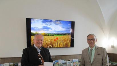 Bild: Stadt Waldsassen/exb
Bürgermeister Bernd Sommer (rechts) bedankte sich bei Gerhard Paintner für das dessen Engagement und überreichte neben einem Pilgerstab mit deftiger Brotzeit einen Wirtshaus-Gutschein.
