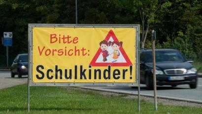 Symbolbild: Armin Weigel
Ein Transparent mit der Aufschrift „Bitte Vorsicht: Schulkinder!“ steht am Ortsrand von Neufahrn, um den Autofahren zu vermitteln, die Geschwindigkeit zu reduzieren.