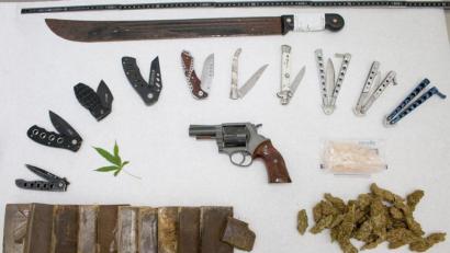 Bild: Polizei
Sichergestellte Gegenstände bei der Wohnungsdurchsuchung des 32-Jährigen.