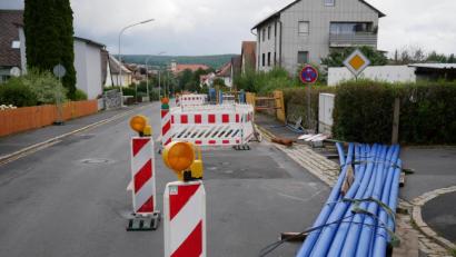 Bild: hmr
Stadteinwärts wird der Verkehr in der Pfaffenreuther Straße derzeit ab der Flurstraße mit einer Einbahnstraßenregelung an der Wasserleitungsbaustelle vorbeigeleitet.