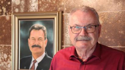 Bild: upl
Zweimal Georg Pfannenstein, dazwischen liegen 23 Jahre: Im Wohnzimmer hängt ein Porträt-Gemälde, das 1998 entstanden ist.