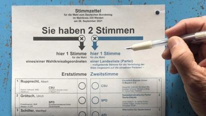 Bild: Eger
Das Foto zeigt nur einen Ausschnitt des Stimmzettels. Mit der Erststimme (links) können sich die Bürgerinnen und Bürger für einen Wahlkreisabgeordneten entscheiden. 2 Frauen und 10 Männer sind hier aufgelistet. Bei der Zweitstimme (rechts) gibt es 26 verschiedene Möglichkeiten.