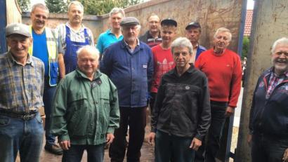 Bild: u
Rund sechs Tonnen Altpapier und weitere sechs Tonnen Altkleider verlädt das Helferteam der Kolpingsfamilie Hirschau bei der Räumung der Altkleidersammelstelle.
