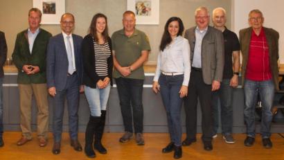 Bild: njn
Qualitäts-Scout Jan Lippke (Fünfter von links) mit (von links) Forstbetriebsleiter Norbert Zintl, Naturpark-Vorsitzendem Eberhard Freiherr von Gemmingen-Hornberg, stellvertretendem Landrat Alfred Scheidler, Projektmanagerin Elisabeth Waldeck von der Steinwald-Allianz sowie Bürgermeisterin Margit Bayer, Bürgermeister Johannes Reger, Geschäftsleiter Thomas Weiß (Wiesau), Naturparkgeschäftsführer Ernst Tippmann und Bürgermeister Wolfgang Braun.