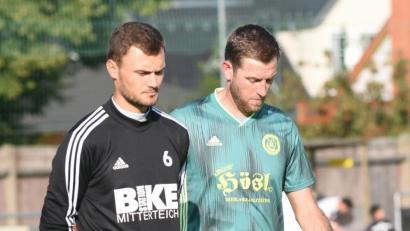 Bild: gb
Beim SV Mitterteich fallen unter anderem Mauricio Göhlert (links) und Martin Bächer aus. Göhlert erlitt im ersten Punktspiel in Herzogenaurach einen Kreuzbandriss, Bächer humpelte vergangenen Samstag gegen Erlangen-Bruck mit einer Knieverletzung vom Platz..