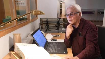 Bild: Gabi Schönberger
Familienforscher Alfred Kunz bei der Arbeit im Stadtarchiv Weiden.