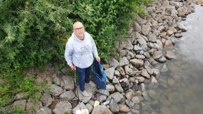 Bild: gib
Am Regensburger Donauufer sammelt Thomas Thalhammer einmal im Monat Plastikabfall. Drei bis vier Müllsäcke kommen dabei jedes Mal zusammen.