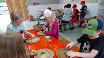 Bild: Sophie Köstler/exb
Beim Ferienprogramm des Obst- und Gartenbauvereins sammelten die Kinder verschiedene Kräuter und verarbeiteten sie zu einem Brotaufstrich.