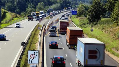 Bild: Hösamer
Zwischen Schwandorf-Mitte (Bild) und Schwandorf-Süd werden alle Fahrspuren auf eine Fahrbahn gelegt. Am Freitagmittag waren die Spuren Richtung Süden schon eingerichtet.