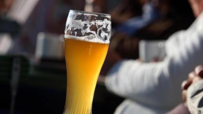 Symbolbild: Karl-Josef Hildenbrand/dpa
Ein Weißbier am Tisch brachte einen Gastronomen vor Gericht: Er soll einen Gast entgegen der Corona-Vorschriften bewirtet haben.
