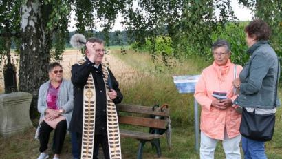 Bild: fpoz
Stadtpfarrer Bernd Philipp segnete den Gemeinwohlweg in Waldershof.