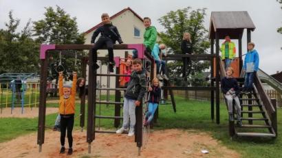 Bild: wmi
Am Kinderspielplatz in Schlammersdorf wurde eine kleine Pause eingelegt, damit sich die Mädchen und Buben nochmal richtig austoben konnten.