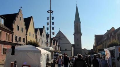 Bild: stg
Gut angenommen wurde der Kemnather Wochenmarkt am Donnerstag auf dem Stadtplatz.