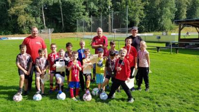 Bild: Toni Neubauerexb
TSV-Vorstandsmitglied Mario Rabenbauer sowie die beiden Jugendtrainer Winfried Neubauer und Thomas Schmerbeck (von links) hatten für die Kinder sechs Stationen aufgebaut.