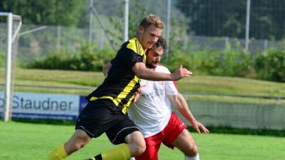 Bild: ham
Der TV Nabburg mit Philipp Schlosser (rechts) ist beim SV Altenschwand zum Siegen verpflichtet, und auch die Sportfreunde aus Weidenthal (im Bild Johannes Irlbacher) müssen sich daheim gegen Rötz steigern.