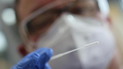 Symbolbild: Matthias Bein
In einem Testzentrum lassen sich Personen auf Corona testen.