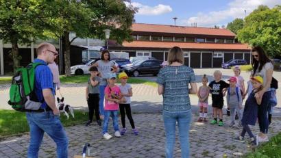 Bild: le
Flosser Kinder sind im Ferienprogramm der Kräuterhexe auf der Spur.