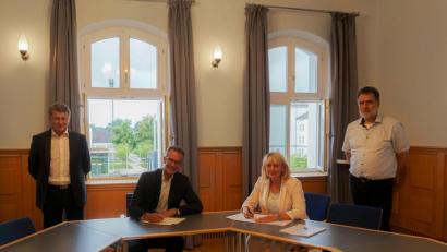 Bild: Misch/OTH Amberg-Weiden/exb
Prof. Dr. Andrea Klug, Präsidentin der OTH Amberg-Weiden, und Dr. Rainer Seßner, Geschäftsführer der Bayern Innovativ GmbH, bei der Unterzeichnung der Kooperationsvereinbarung (beide sitzend). Außerdem waren Prof. Dr.-Ing. Jürgen Koch, Studiengangsleiter Patentingenieurwesen und Dekan der Fakultät Maschinenbau / Umwelttechnik (rechts), und Dipl.-Ing. (FH) Bruno Götz, Leiter Patentzentrum Bayern, bei der Unterzeichnung anwesend.