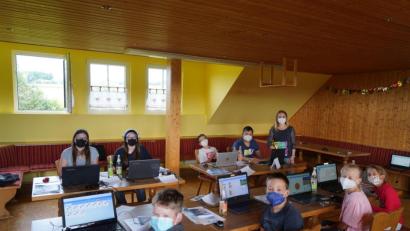 Bild: Sebastian Bötzl/exb
Jugendbeauftragte Franziska Maier (stehend) führte die Kinder in die Grundzüge des Programmierens ein.
