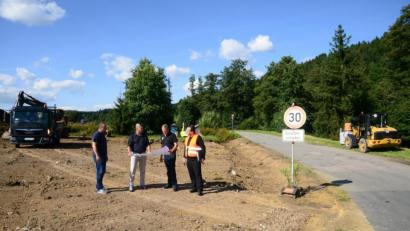 Bild: bey
Bauamtsleiter Uli Rupprecht, Bürgermeister Rainer Rewitzer, Oberbauleiter Robert Niesner und Dipl.-Ing. Werner Kohl besprechen auf dem künftigen Areal des Baulagers die letzten Einzelheilten zur Durchführung der Baumaßnahme. Das Verkehrssschild macht die Notwendigkeit der Ausbau- und Sanierungsmaßnahme deutlich.