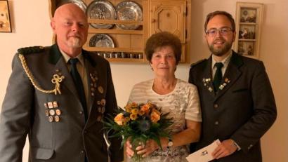 Bild: Kristin Schraml/exb
Zum 75. Geburtstag erhielt Traudl Huttmann unter anderem Glückwünsche von René Bauer (links) und Andreas Popp von der Schützengesellschaft Hackelstein Fuchsmühl.