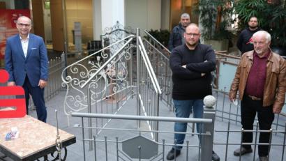 Bild: Hirsch
Innen- und Außengeländer sowie Gartenzäune und Friedhofskreuze sind bei der Ausstellung in der Sparkasse zu sehen.