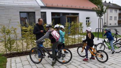Bild: Stadt Schönsee/exb
Mit der Kolpingfamilie wurde geradelt, der OWV setzte im Kinderferienprogramm hingegen auf eine Erlebniswanderung.