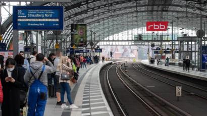 Symbolbild: Paul Zinken
Warten auf die Bahn: Die dritte Streikwelle der Lokführergewerkschaft GDL ist am Donnerstag angelaufen.