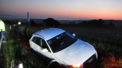 Bild: Polizei Amberg
Der Audi-Fahrer, dem ein 20-Jähriger die Vorfahrt genommen hatte, konnte trotz eines Ausweichmanövers den Unfall nicht mehr verhindern und landete mit seinem Wagen im Straßengraben.