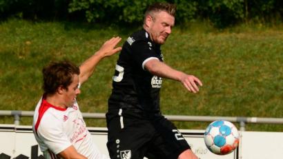 Archivbild: mhs
Flanken von Schwarzenfelds Philipp Peter (schwarzes Trikot) sollen auch gegen Thalmassing für Torgefahr sorgen.