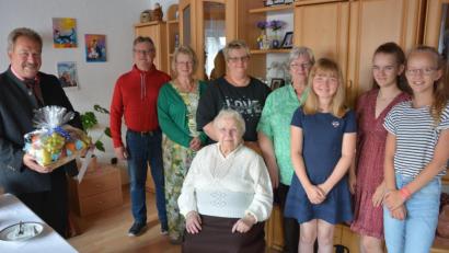 Bild: jr
Ihren 85. Geburtstag feierte am Mittwoch Margit Eiglmeier (vorne). Der gebürtigen Sudetendeutschen gratulierten unter anderem (von links) Bürgermeister Johann Brandl, Sohn Hermann, die Töchter Martina, Michaela und Christina sowie die Urenkelinnen Jasmin, Sandra und Sophia.
