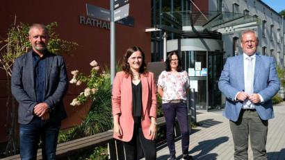 Bild: Hirsch
Oberbürgermeister Andreas Feller, Personalleiterin Birgit Karg und der Leiter des Stabes "Wirtschaftsförderung", Armin Rank (von rechts), stellten die neue City-Managerin Natalie Schmiede (Zweite von links) vor.
