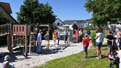 Bild: Gerhard Franz
Die Eröffnung des erweiterten Kinderspielplatzes an der Frühlingsstraße mit (von links) Benedikt Lobinger, Veronika Niklaus, Josef Witt, Florian Füger, Franz Badura, Wolfgang Zehend und Nadine Gräml.