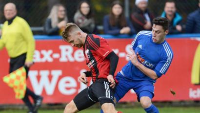 Archivbild: btg
Das Derby zwischen dem SV Etzenricht und SC Luhe-Wildenau wird zweifellos packende Zweikämpfe liefern, wie auf dem Bild zwischen Michael Gleissner (links, SC) und Christian Ermer (SVE). In der Corona-Saison gewann jeweils das Auswärtsteam das Nachbarduell. Etzenricht siegte 1:0 in Oberwildenau, um dann das Rückrundenspiel mit 0:2 zu verlieren.