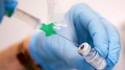 Symbolbild: Sven Hoppe/dpa
Ein Mitarbeiterin der Asklepios Klinik bereitet den Covid-19 Impfstoff von Biontech/Pfizer für eine Impfung vor. Zahlreiche Mitarbeiter der Klinik haben sich gegen das Coronavirus impfen lassen.