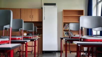 Bild: Bernd Thissen/dpa
Mobile Luftfilter werden in immer mehr Klassenzimmern installiert. Sie sind vor allem dort zur Unterstützung ratsam, wo es zu kleine oder zu wenige Fenster gibt.