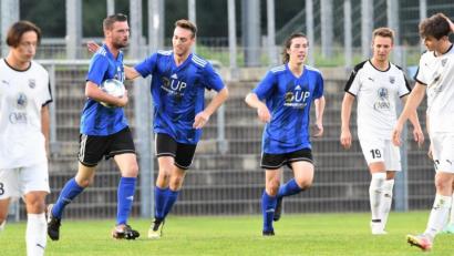 Bild: Büttner, Gerhard
Nach dem Ausgleich kurz vor der Pause hatten es die Spieler der SpVgg SV Weiden eilig. Torschütze Josef Rodler (blaues Trikot von links), Michael Busch und Erol Özbay wollen schnell weiterspielen, um den frühen Rückstand zu drehen. Was im zweiten Abschnitt gelang.