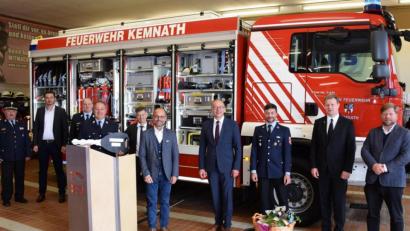 Bild: mde
Das „TLF4000“ der Feuerwehr Kemnath ist nun offiziell in den Dienst gestellt, übergeben und gesegnet. Im Bild (von links): Kreisbrandrat Andreas Wührl, Zweiter Bürgermeister von Marktleugast Martin Döring, Kommandant der Feuerwehr Marktleugast Hans Kögler, Feuerwehrkommandant Peter Denz, Otmar Fassold, stellvertretender Landrat Alfred Scheidler, Bürgerrmeister Roman Schäffler, Feuerwehrvorstand Marco Schäffler, Pfarrer Thomas Kraus und Pfarrer Hannes Kühn.