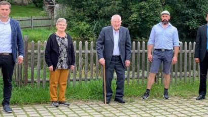 Bild: soj
Jubilar Rudolf Philipp (Mitte) freute sich über die Glückwünsche von Bürgermeister Wolfgang Söllner (von links), Christa Schiener vom Seniorenwerk, Sohn Michael und Pfarrer Pater Anish George.