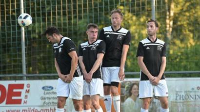 Bild: ref
Die Freistoßmauer des FC Weiden-Ost duckt sich weg und schon schlägt der Ball zum 1:0 für den TuS Schnaittenbach im Ost-Gehäuse ein.