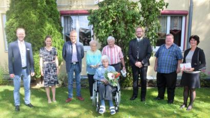 Bild: fz
Einrichtungsleiter Christian Reuter, Enkelin Theresa, Sohn Johann, Schwester Almeda, Sohn Ludwig, Landrat Andreas Meier, Pfarrer Hubert Bartel und Dritte Bürgermeisterin Brigitte Kreinhöfner (von links) gratulieren Anna Bäuml zum 100. Geburtstag.