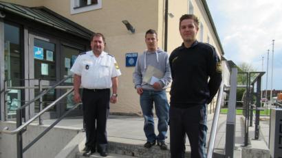 Bild: Polizeiinspektion Waldsassen/exb
Erster Polizeihauptkommissar Roland Heldwein (links) und Sachbearbeiter Polizeihauptmeister Kevin Weiß (rechts) dankten Marco Eisenkolb für sein beherztes Eingreifen.