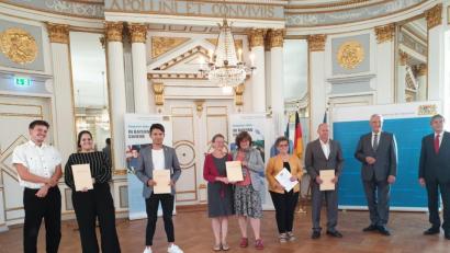 Bild: gib
Den Oberpfälzer Integrationspreis nahmen entgegen: (von links) Tim Schlierkamp-Voosen, Taqwa Gad, Nezamuddin Haydari, Alexandra Geiger, Esther Burkert, Brigitte Ertl und Roland Troidl. Bayerns Innenminister Joachim Herrmann und Axel Bartelt gratulierten.
