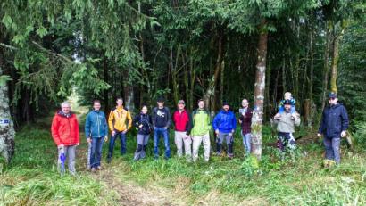Bild: njn
Der neue Mountainbike-Trail im Steinwald konnte seiner Bestimmung übergeben werden. Auf dem Bild Bürgermeister Johannes Reger (links) mit Revierförster Carsten Klöble (Zweiter von links) sowie den Mitgliedern des Mountainbike-Clubs „IG Stoapfalz“ um Vorsitzenden Franz Kühn (Fünfter von rechts).