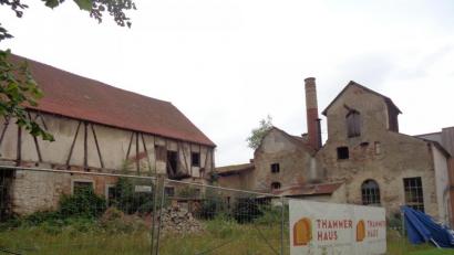 Bild: amö
Was bringt die Zukunft für den rückwärtigen Teil des Winklarner Thammer-Anwesens. Das Foto zeigt rechts das einstige Brauhaus und links den Stall samt aufgebauter Scheune.