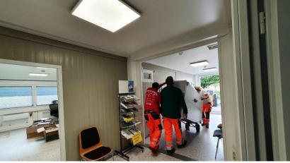 Bild: stg
Das Mobiliar wurde mit vereinten Kräften aus den Containern in das benachbarte neue Rathaus gebracht.