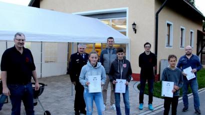 Bild: ds
Die Führungskräfte mit dem geehrten Feuerwehrnachwuchs und dem Atemschutzbeauftragten (von links): Vorsitzender Günther Renner, Kreisbrandmeister Hans Sperber, Selina Sperber, Bürgermeister Roman Berr, Julian Sperber, Kommandant Norbert Sperber, Moritz Probst und Atemschutzbeauftragter Bernd Schramm.