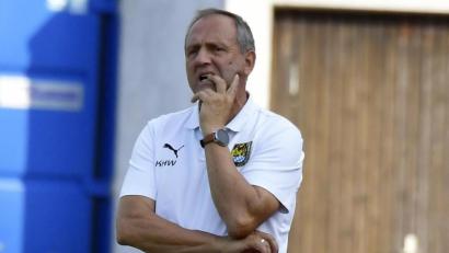 Bild: Hubert Ziegler
Ein nachdenklicher Trainer Karl-Heinz Wagner. Wieder kostete ein Gegentreffer in der Nachspielzeit seiner Mannschaft einen Punkt.